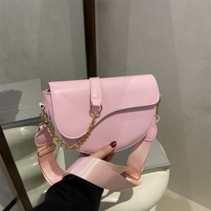 Spring airy feeling bag female 2025 new popular shoulder armpit bag niche broadband crossbody saddle ladies bag