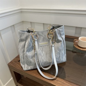 Large capacity women's tote bag with high-quality texture for summer 2024, suitable for college students to carry to class; also a good for commuting.