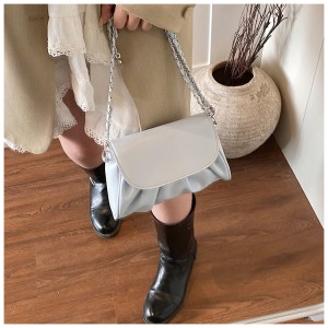 Fashionable small fresh bag for women, 2025 spring new pure color pleated cloud cute simple chain single shoulder armpit bag